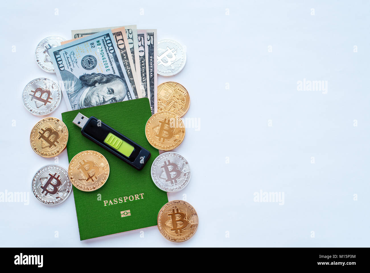 Passaporto verde, su sfondo bianco, la funzione di conferma della propria identità. Scheda di memoria memory stick USB in borsa. Di dollari USD, le monete metalliche oro argento bitcoin, crypto curre Foto Stock