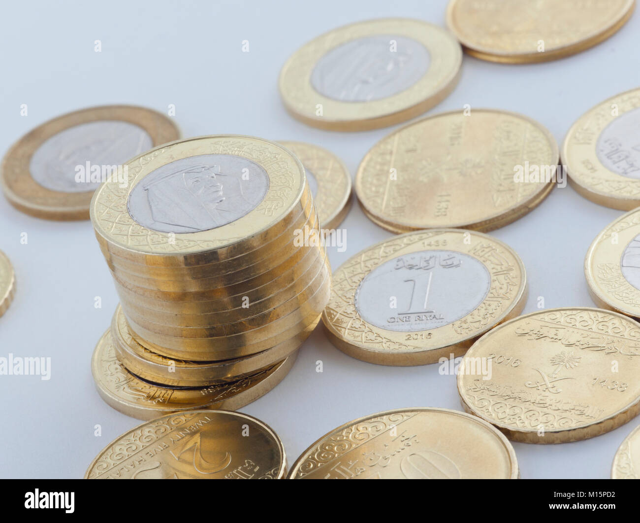 Nuovo Saudi Riyal e monete Halalas mostra re Salman di Arabia Saudita Foto Stock
