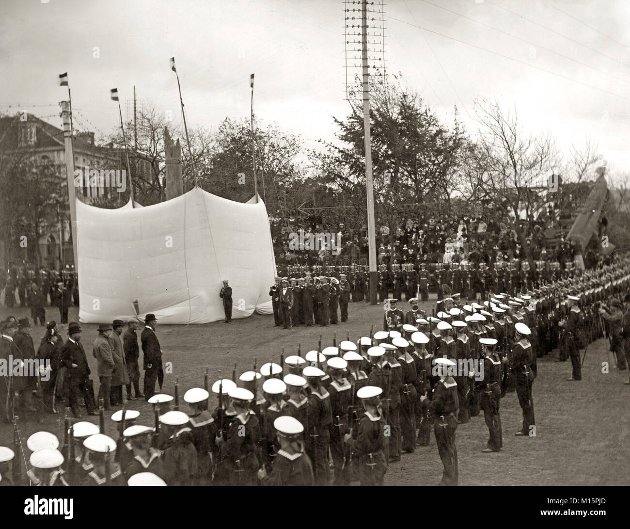 Inaugurazione del monumento Iltis, Shanghai, 1898 eretta dai tedeschi a Shanghai per la memoria dei marinai persero nel naufragio di SMS Iltis, il monumento sorgeva sul Bund. Foto Stock