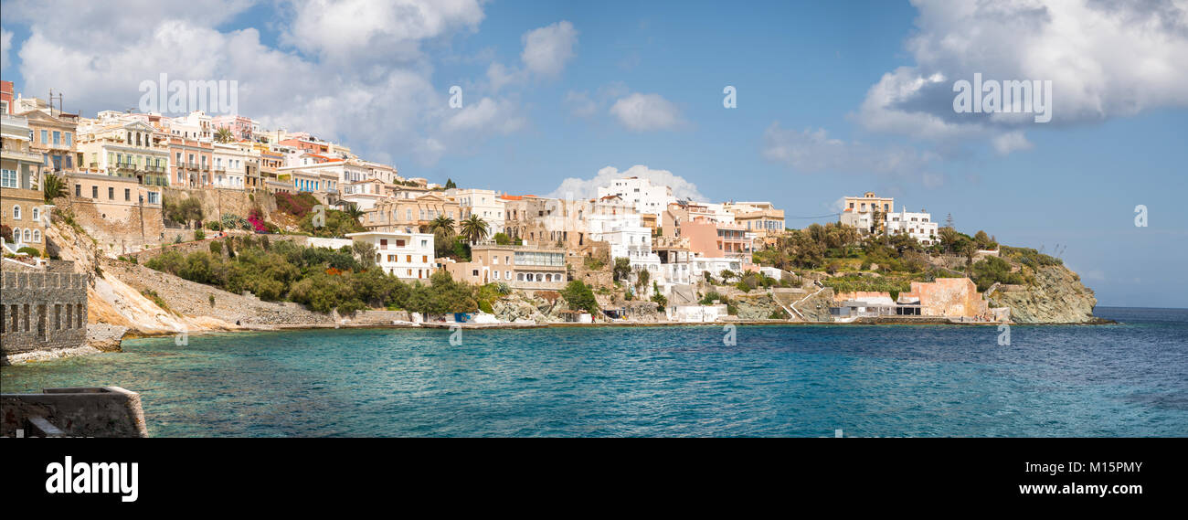 Vista di Syros città con splendidi edifici e case in una giornata di sole Foto Stock