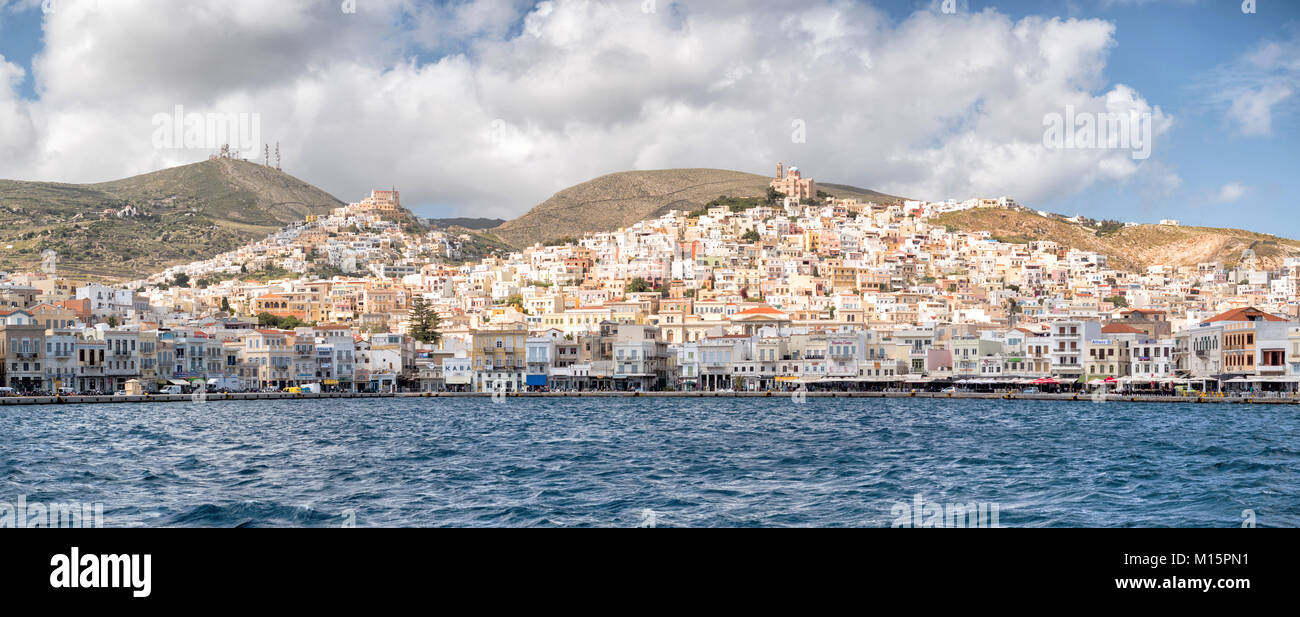 SYROS, Grecia - 10 Aprile 2016: vista panoramica di Syros città con splendidi edifici e case in una giornata di sole Foto Stock