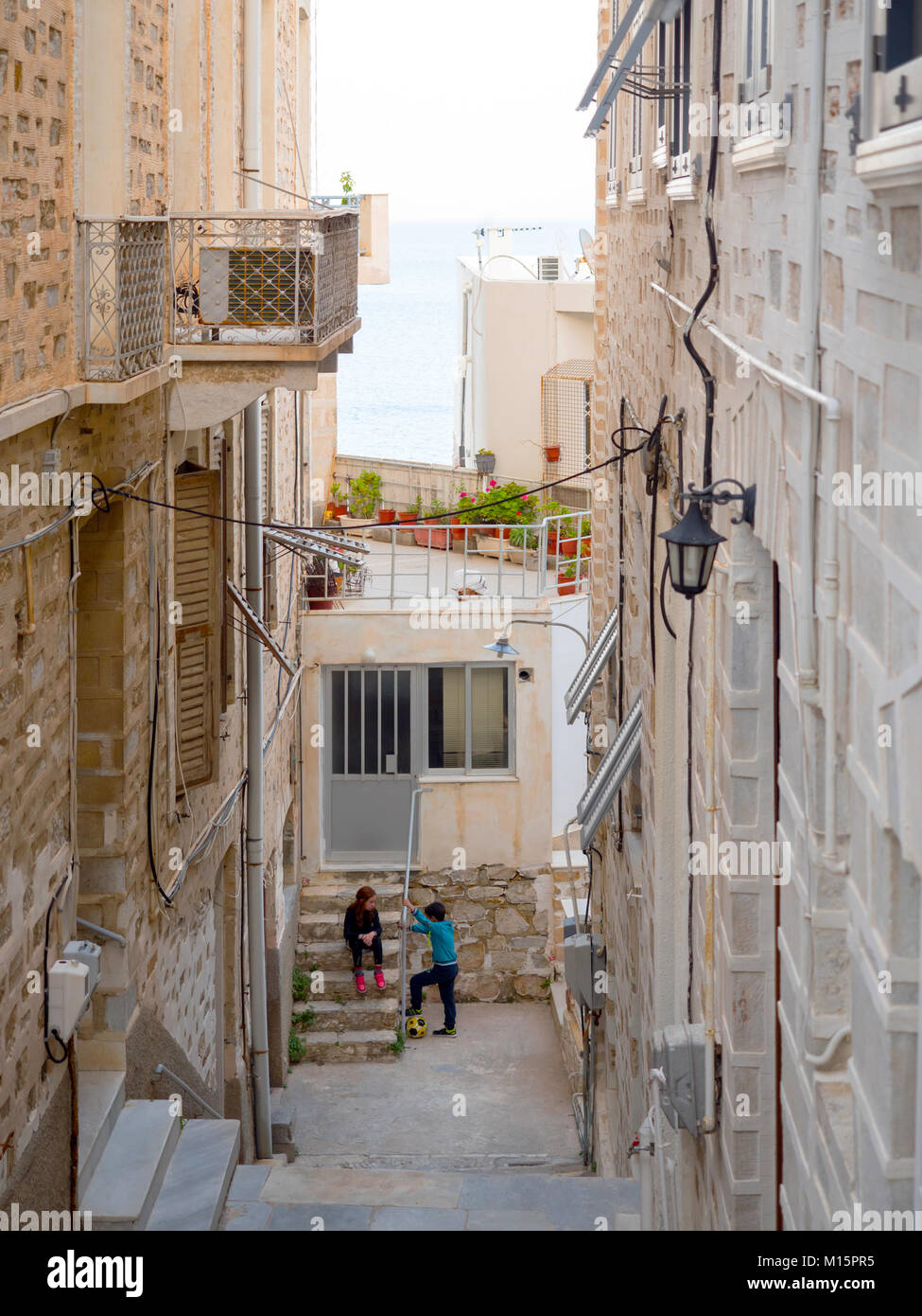 SYROS, Grecia - 9 Aprile 2016: Tradizionale street con le fasi e i ragazzi in Syros Island, Grecia Foto Stock