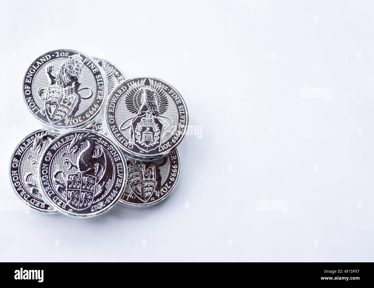 Su sfondo grigio sono monete d'argento di un investimento argento da zecche  britannico. Drago del Galles, Leone d'Inghilterra e Griffin di Edward III.  Vuoto Foto stock - Alamy