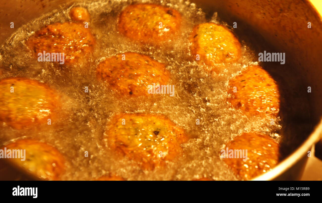 Falafel con punto di ebollizione nell'olio, cucinare falafel freschi Foto Stock