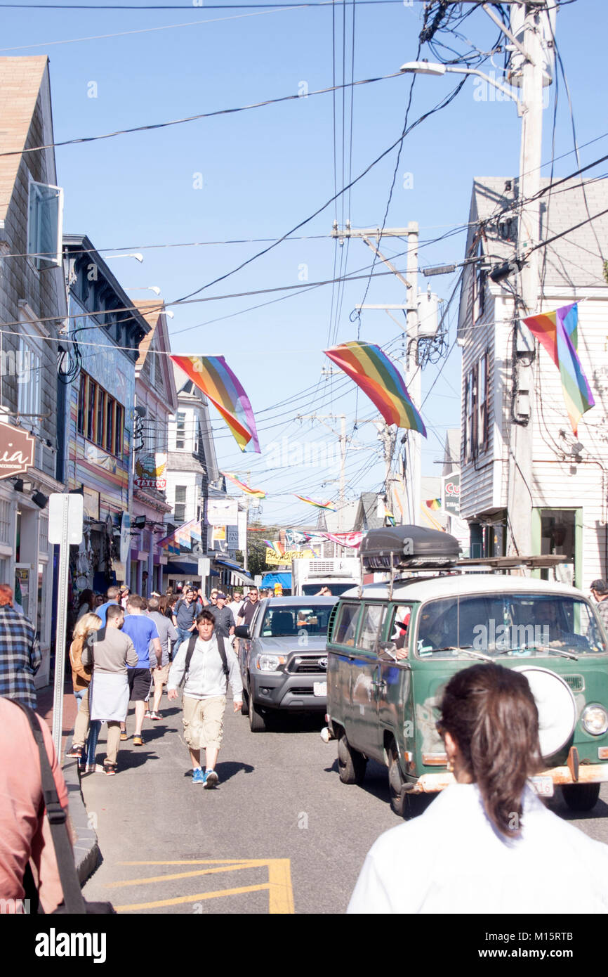 I pedoni sulla strada commerciale in a Provincetown, Cape Cod, Massachusetts Foto Stock