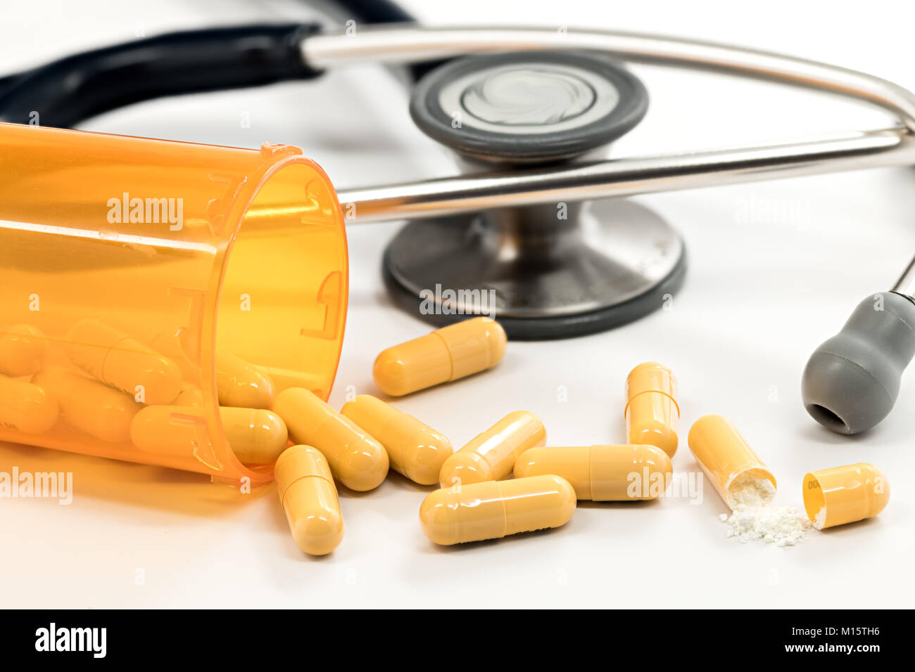 Pillole di farmaco uno spezzato e un medico di uno stetoscopio Foto Stock