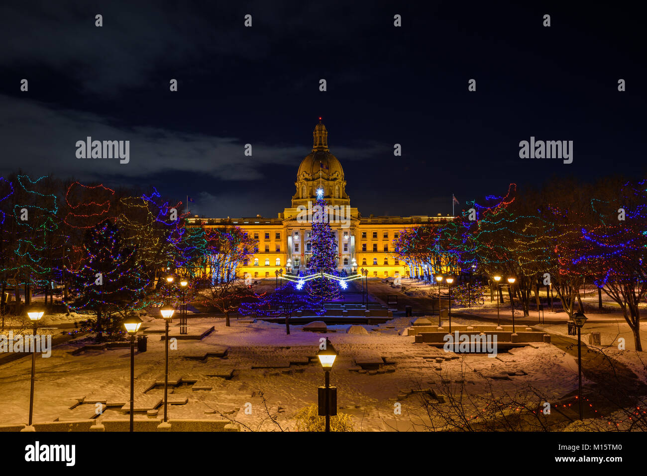 Legislatura edificio in Edmonton di notte durante la stagione invernale con tutte le decorazioni di Natale illuminato. Edmonton è la capitale di Alberta. Foto Stock