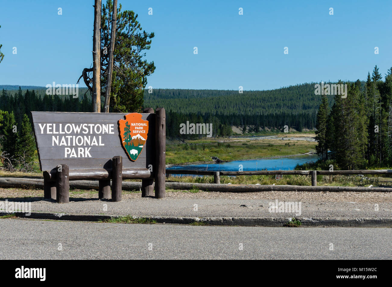 Ingresso in legno segno eretta dal National Park Service all'entrata sud del Parco Nazionale di Yellowstone. Il Wyoming Foto Stock