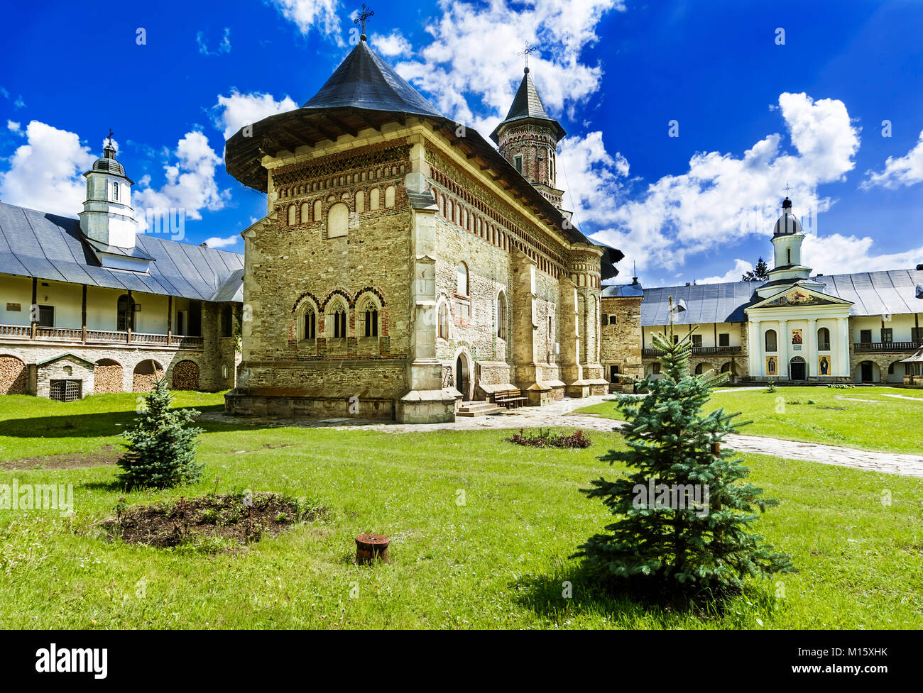 Neamt, Moldavia,Romania: medievale chiesa di pietra in Bucovina, a nord-est della Romania costruire da pietra e circondata da mura Foto Stock
