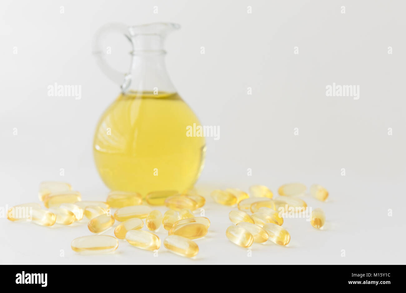 Omega 3 olio di pesce di capsule e di bottiglia su sfondo bianco Foto Stock
