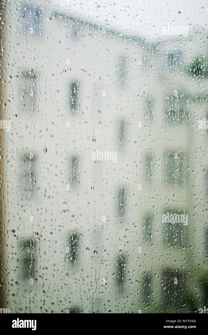 Immagine simbolo della solitudine,depressione,finestra riquadro con le gocce di pioggia Foto Stock