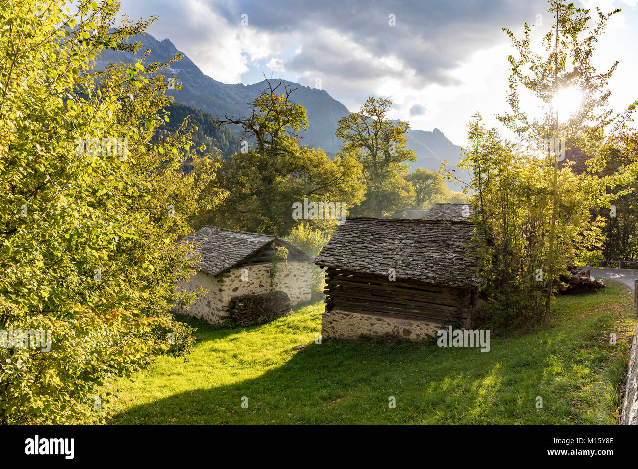 Case di asciugatura per le castagne nel castagneto,Bregaglia,Grigioni,Svizzera Foto Stock