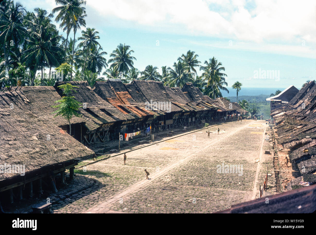 Bawanataluo, un tradizionale villaggio in cima alla collina sulla remota Isola di Nias, al largo della costa occidentale di Sumatra, 1975 Foto Stock