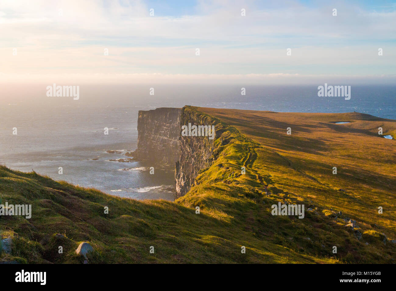 Deserto di Latrabjarg le scogliere degli uccelli durante la suggestiva luce del tramonto con nebbia oceano, Westfjords Islanda Foto Stock