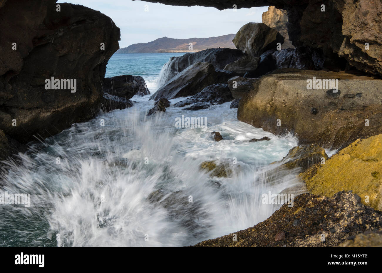 La formazione di schiuma surf,gate rock,Punta Guadalupe Gate Rock,La Pared Cliff Coast,Fuerteventura,Isole Canarie,Isole Canarie,Spagna Foto Stock