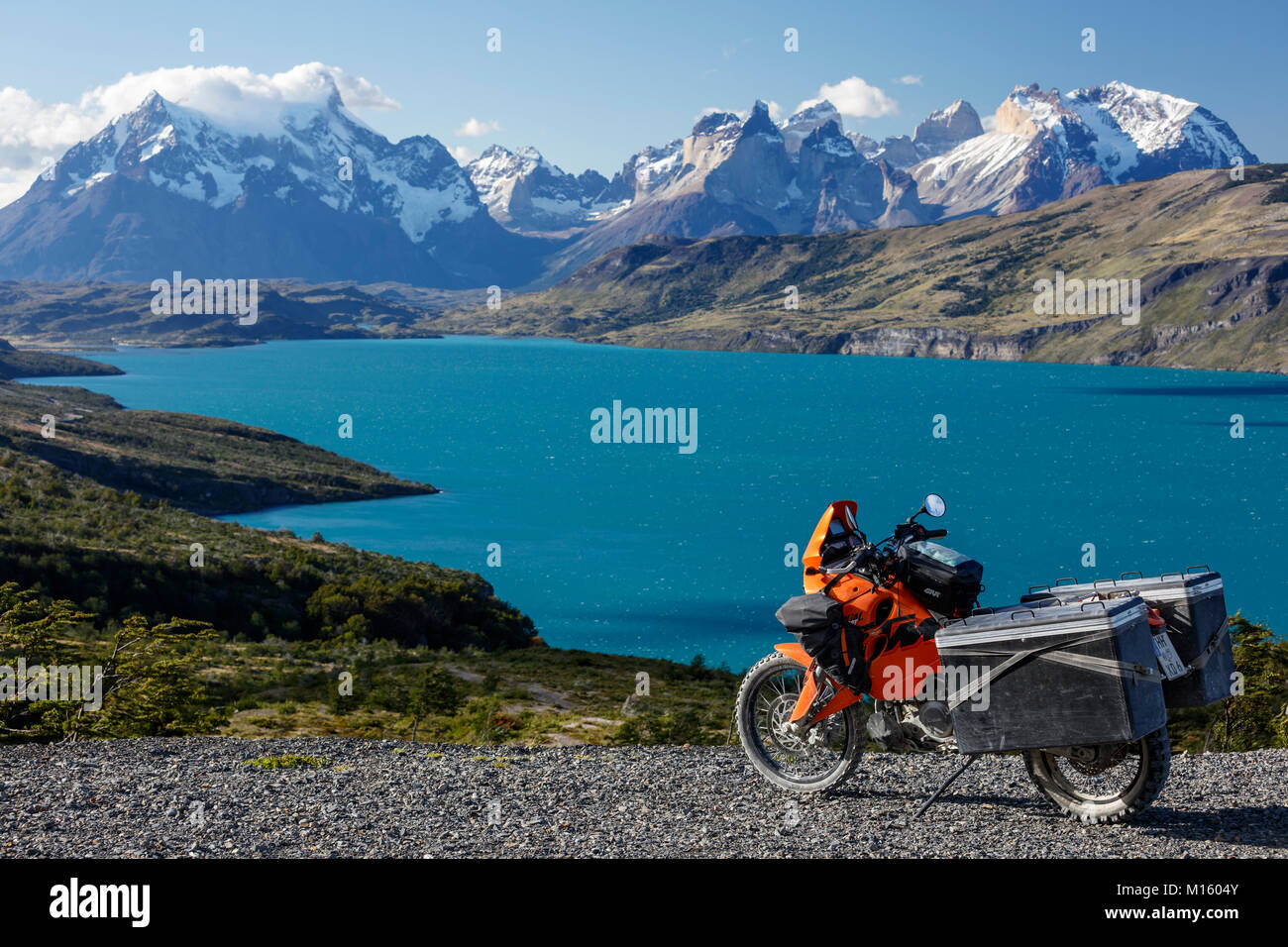 A fortemente pranzo motociclo su una strada di ghiaia dietro il Lago del Torro e il gruppo montuoso Cordillera Paine,Torres de Paine, Foto Stock