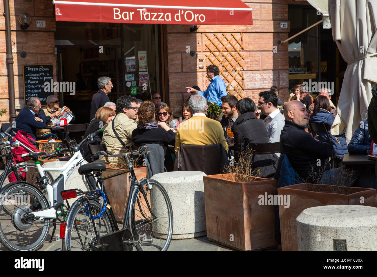 Per coloro che godono di sole di primavera presso il Bar torrefazione Tazza d'Oro in Piazza del Popolo a Ravenna Italia Foto Stock