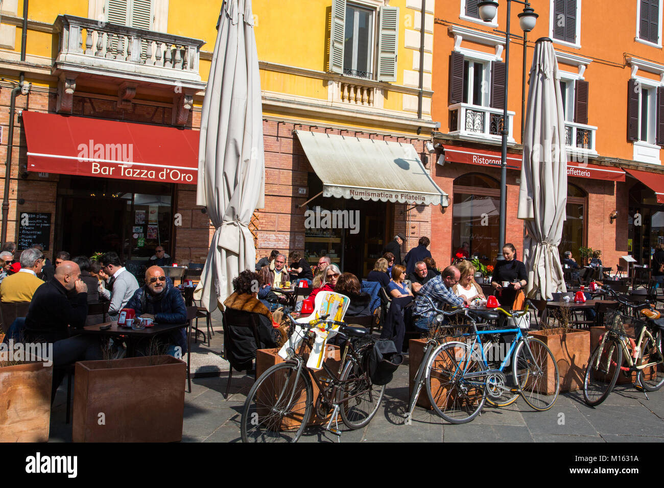 Per coloro che godono di sole di primavera presso il Bar torrefazione Tazza d'Oro in Piazza del Popolo a Ravenna Italia Foto Stock