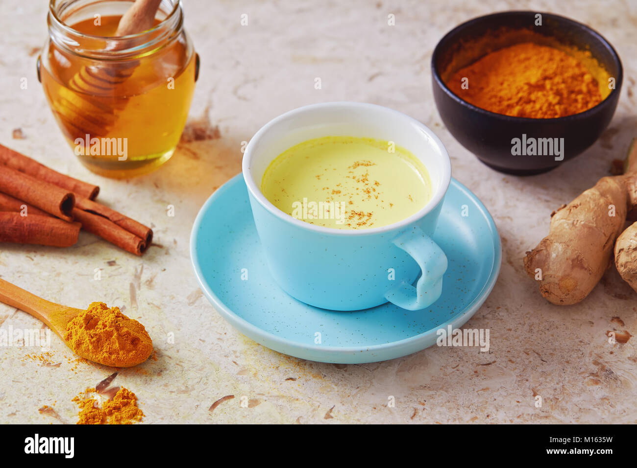Deliziosa bevanda detox fatta di curcuma, zenzero, latte, miele e cannella.  Una sana e aromatico curcuma golden latte tè Foto stock - Alamy