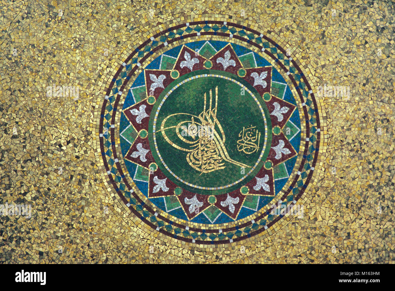 Royal Cypher, emblema, monogramma o firma del turco ottomana Sultan Abdul Hamid II (1842-1918) all'interno della Wilhelm II tedesco Fontana (1898-1900) sull'ippodromo, Istanbul, Turchia Foto Stock