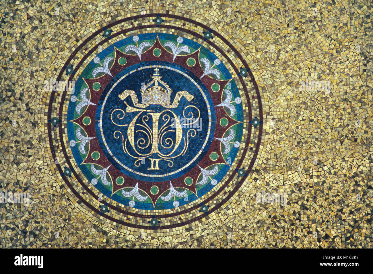 Royal Cypher, emblema, monogramma o firma dell'imperatore tedesco o il Kaiser Guglielmo II o di Guglielmo II (1859-1941) all'interno della Wilhelm II tedesco Fontana (1898-1900) sull'ippodromo, Istanbul, Turchia Foto Stock