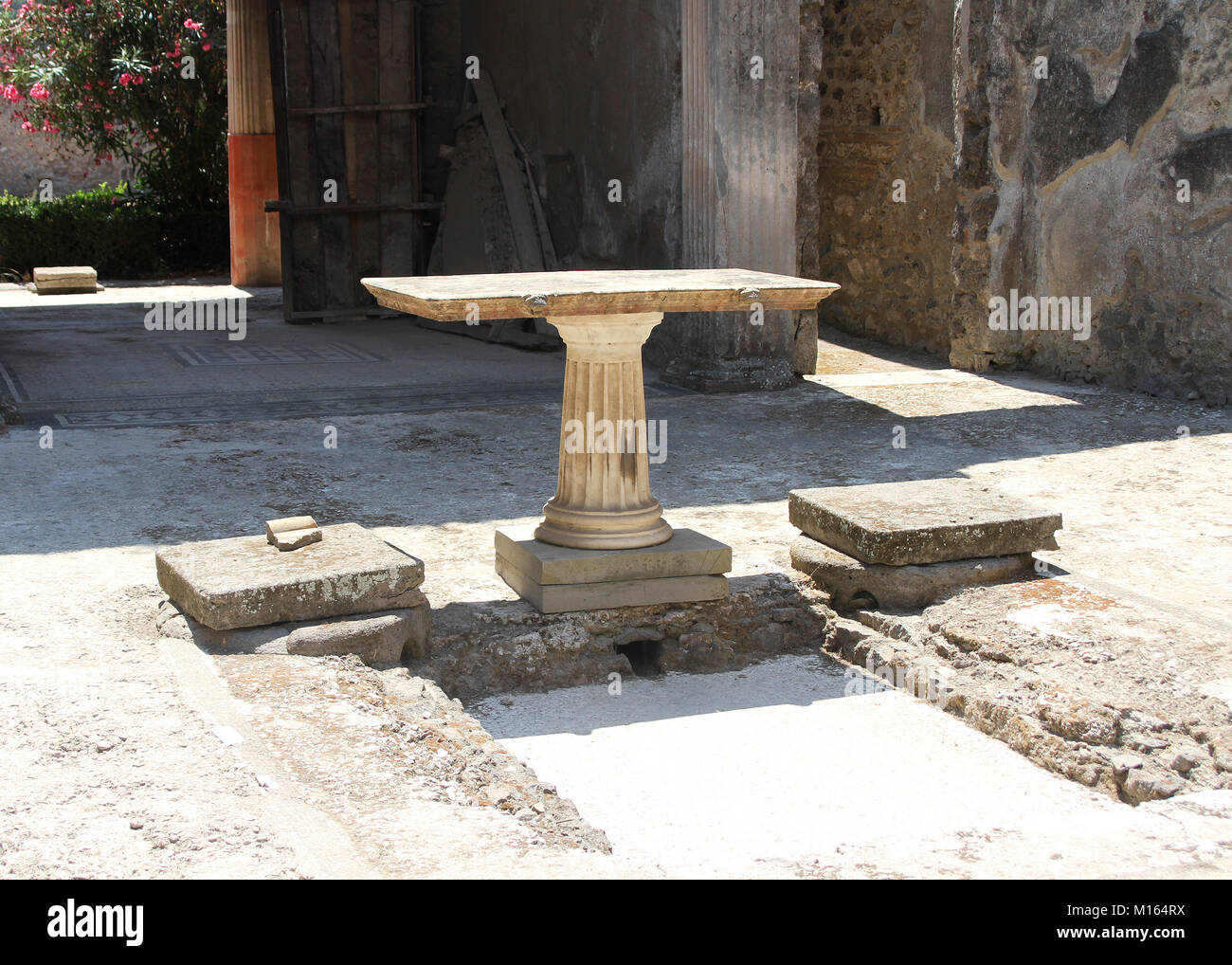 Il piedistallo tavola supportata da un unico pilastro, Pompei, Campania, Italia. Foto Stock