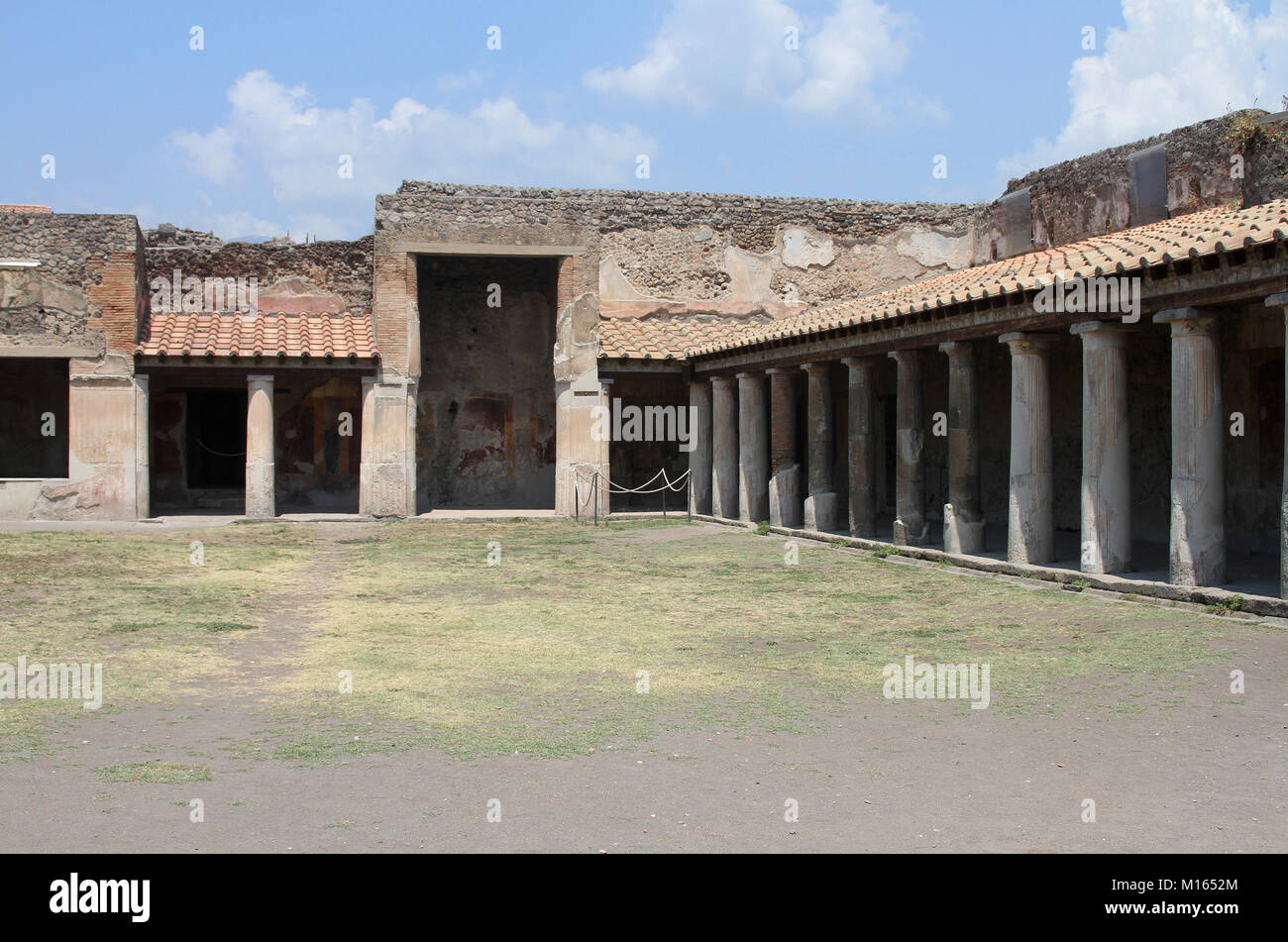 Il Palaestra colonnato delle terme Stabian, Pompei, Campania, Italia. Foto Stock