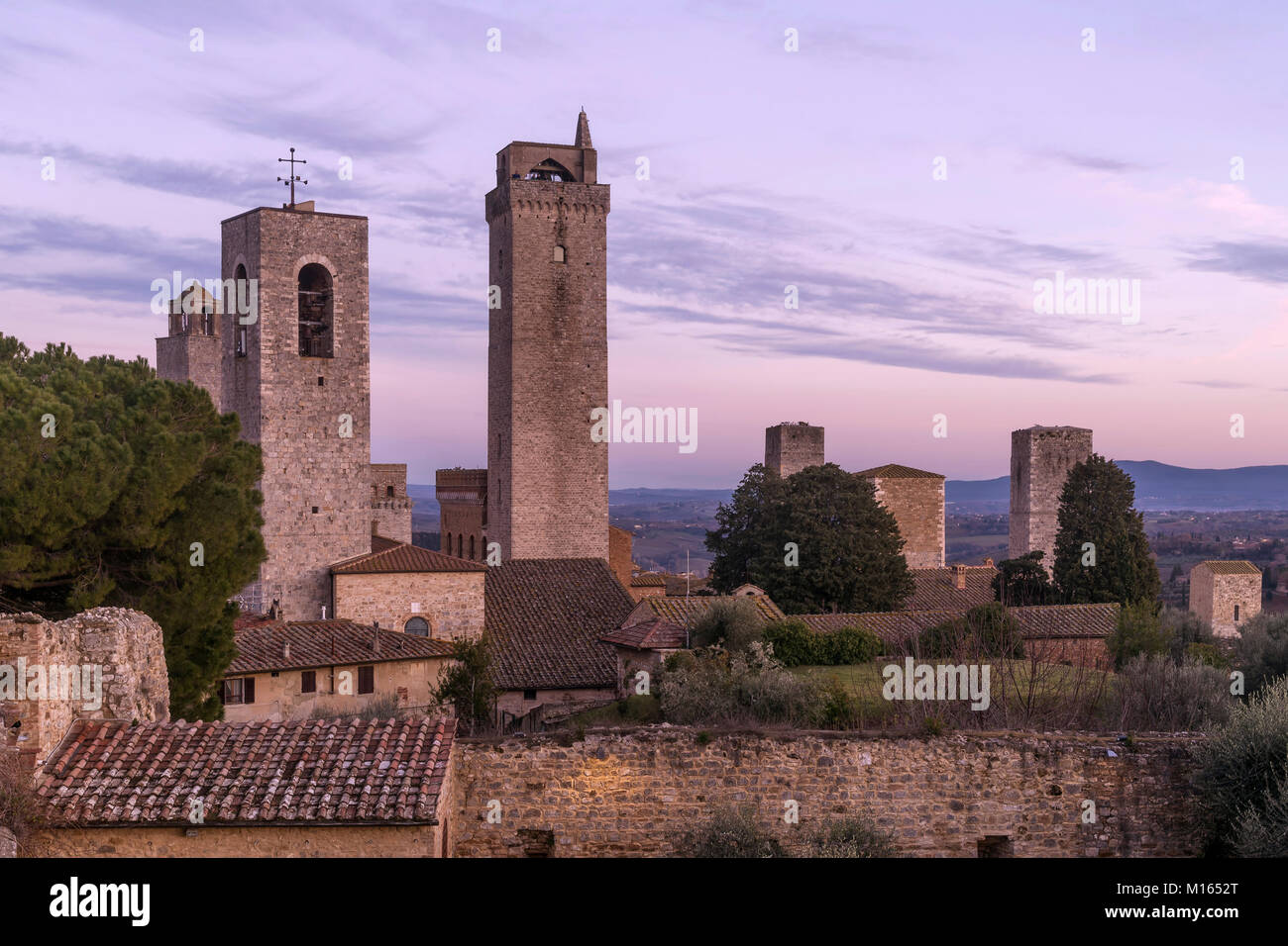 Delicato tramonto sulle torri di San Gimignano, Siena, Toscana, Italia Foto Stock