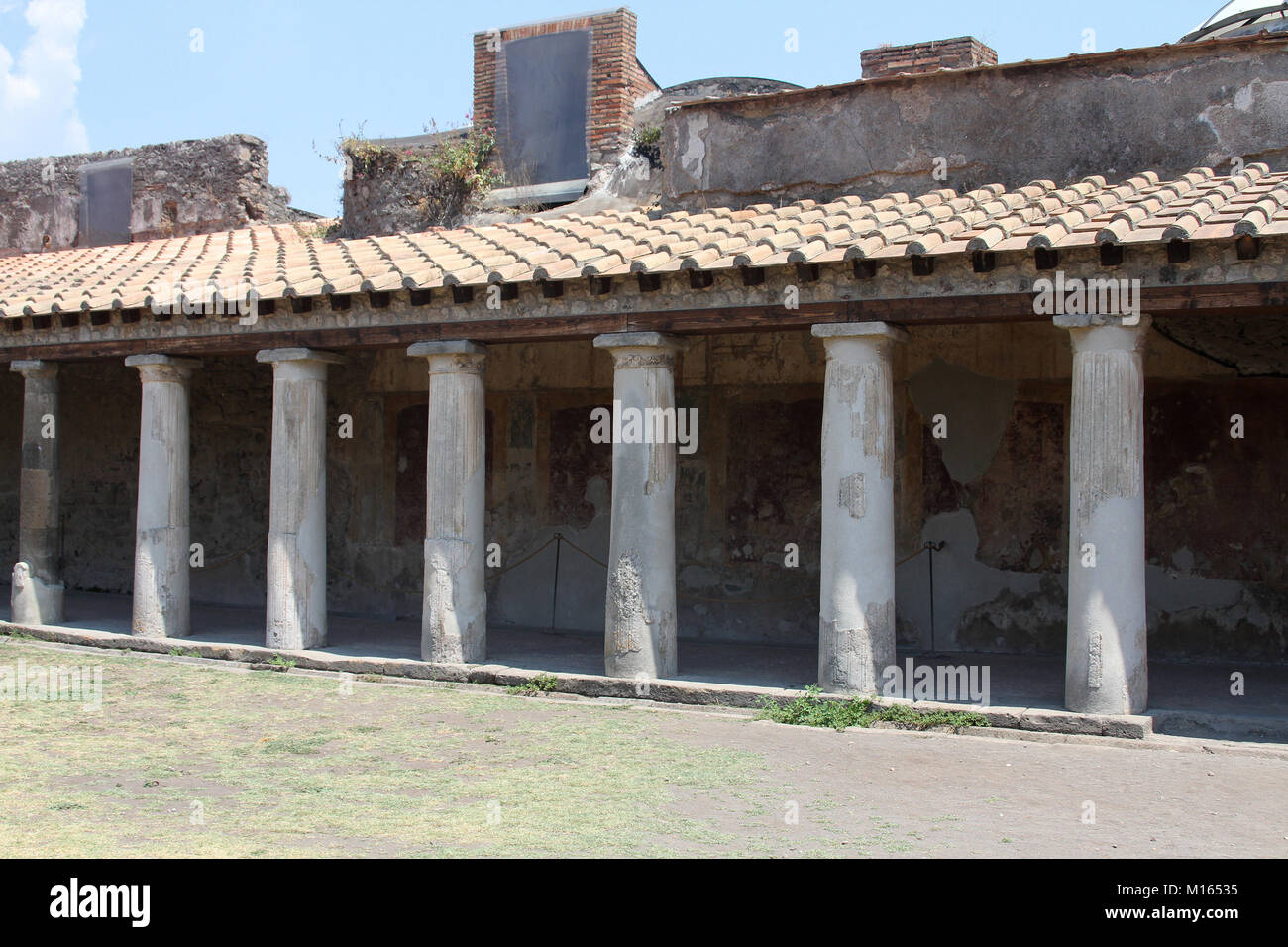 Il Palaestra colonnato delle terme Stabian, Pompei, Campania, Italia. Foto Stock