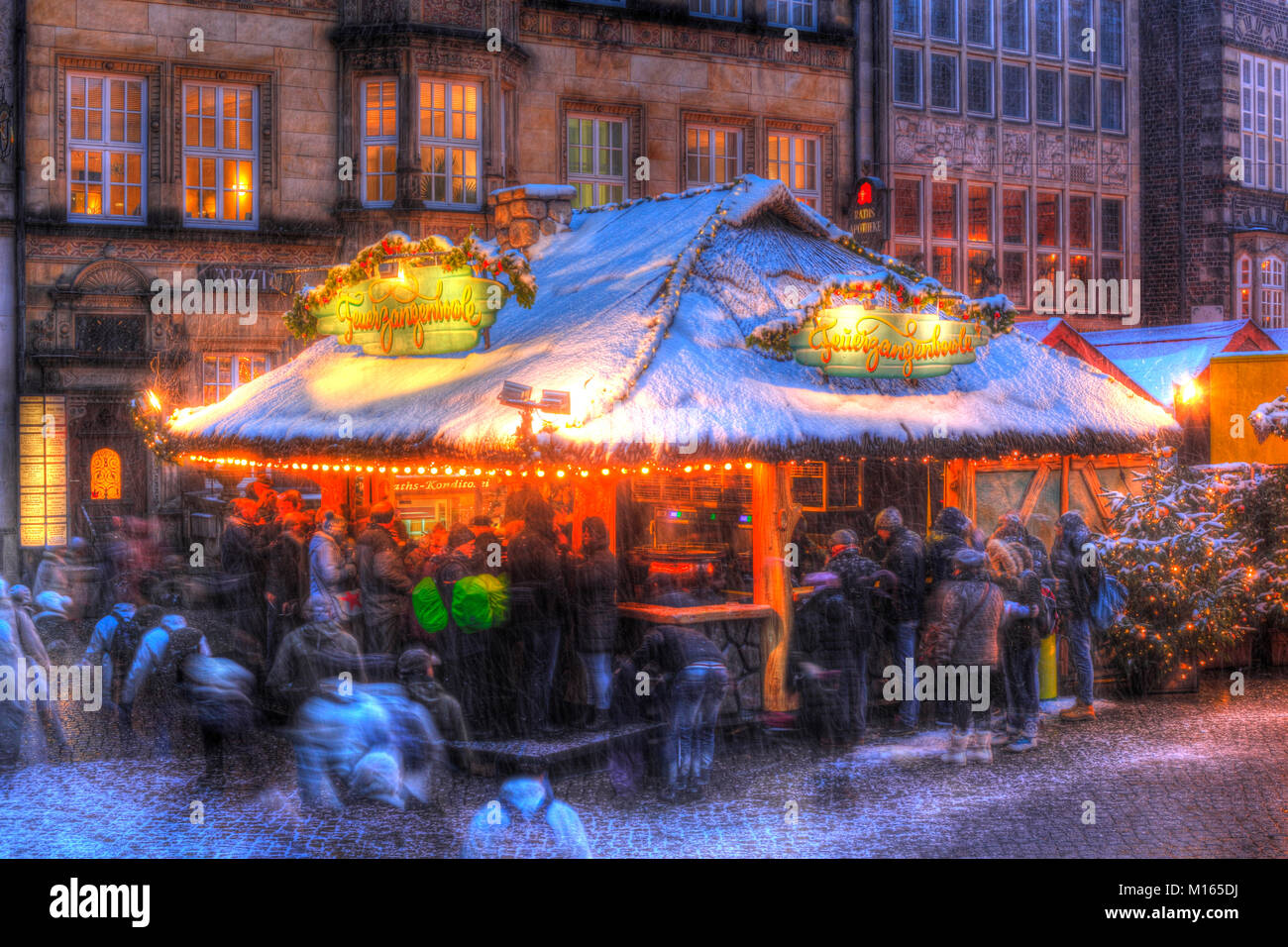 Pressione di stallo di mercato con la neve sul Mercatino di Natale in piazza del mercato al crepuscolo, Brema, Germania, Europa mi Verschneiter Glühweinstand auf dem Weihnachtsmarkt Foto Stock