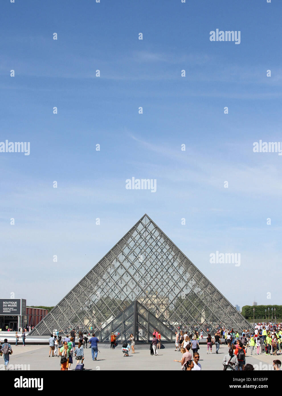 La Piramide del Louvre (Pyramide du Louvre) contro il cielo blu nel cortile principale (Cour Napoleone), Parigi, Francia. Foto Stock