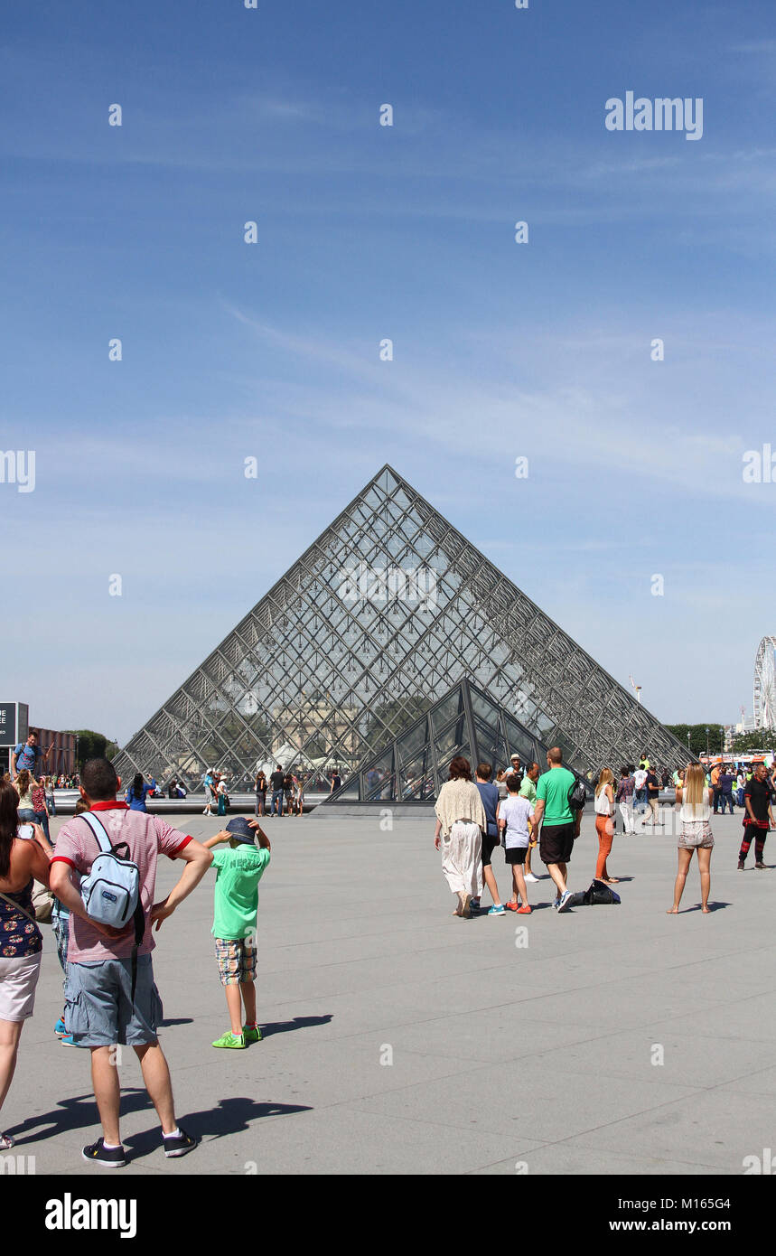 La Piramide del Louvre (Pyramide du Louvre) contro il cielo blu nel cortile principale (Cour Napoleone), Parigi, Francia. Foto Stock
