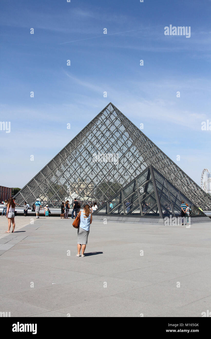 La Piramide del Louvre (Pyramide du Louvre) contro il cielo blu nel cortile principale (Cour Napoleone), Parigi, Francia. Foto Stock
