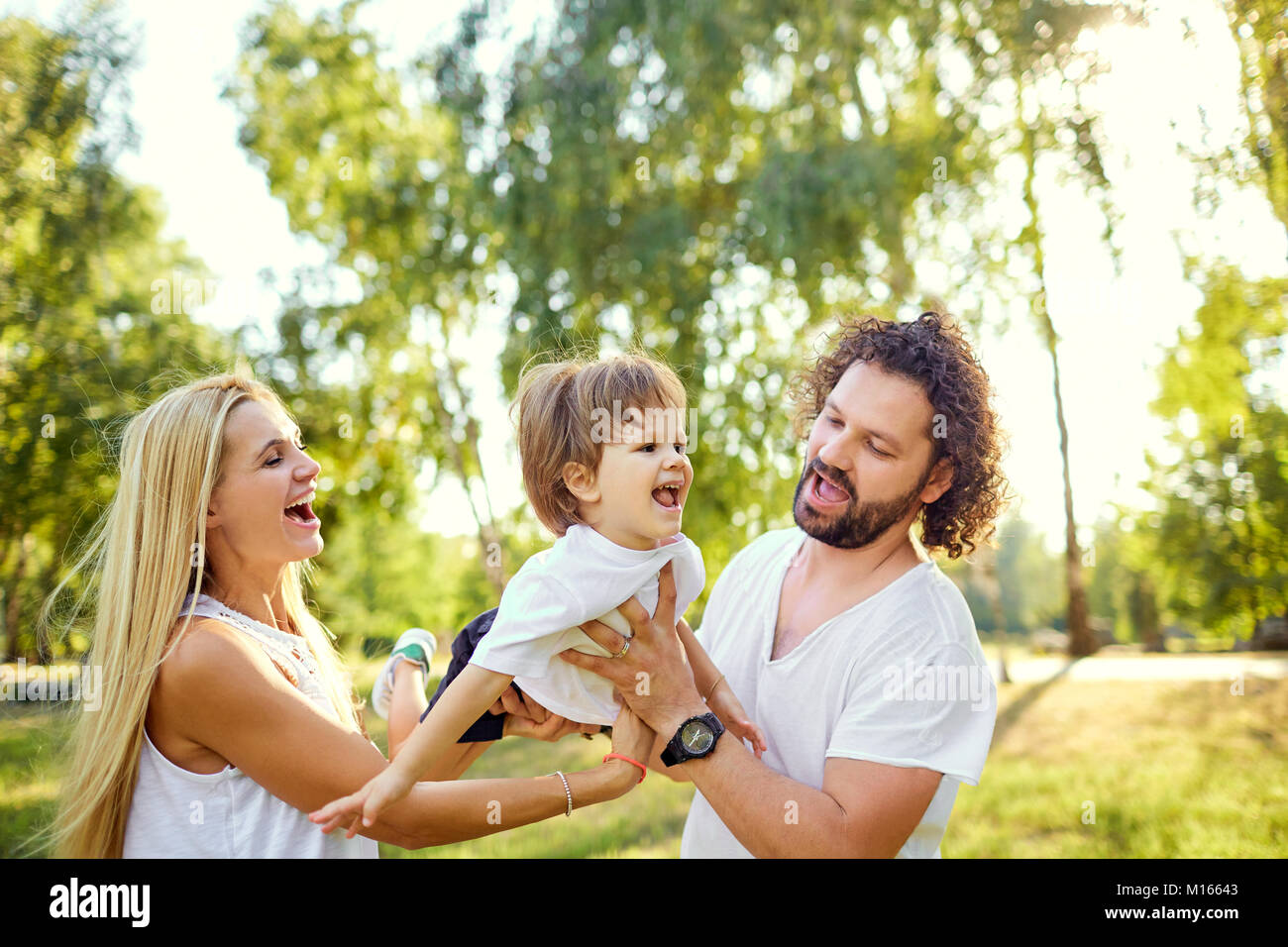 La famiglia felice nel parco. Foto Stock