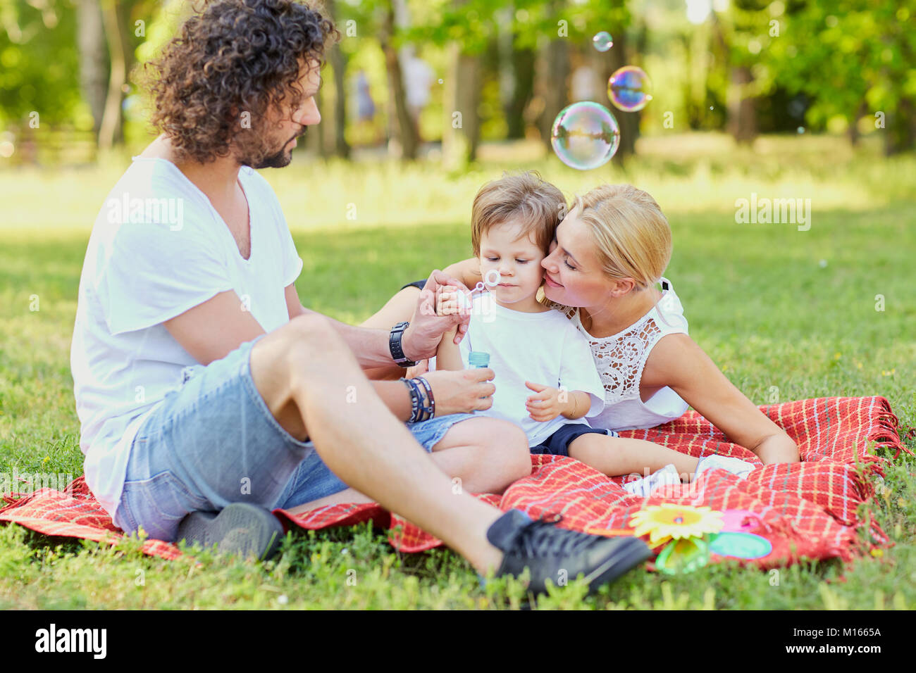 La famiglia felice nel parco. Foto Stock