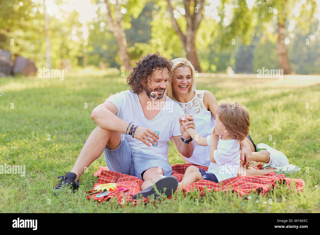 La famiglia felice nel parco. Foto Stock