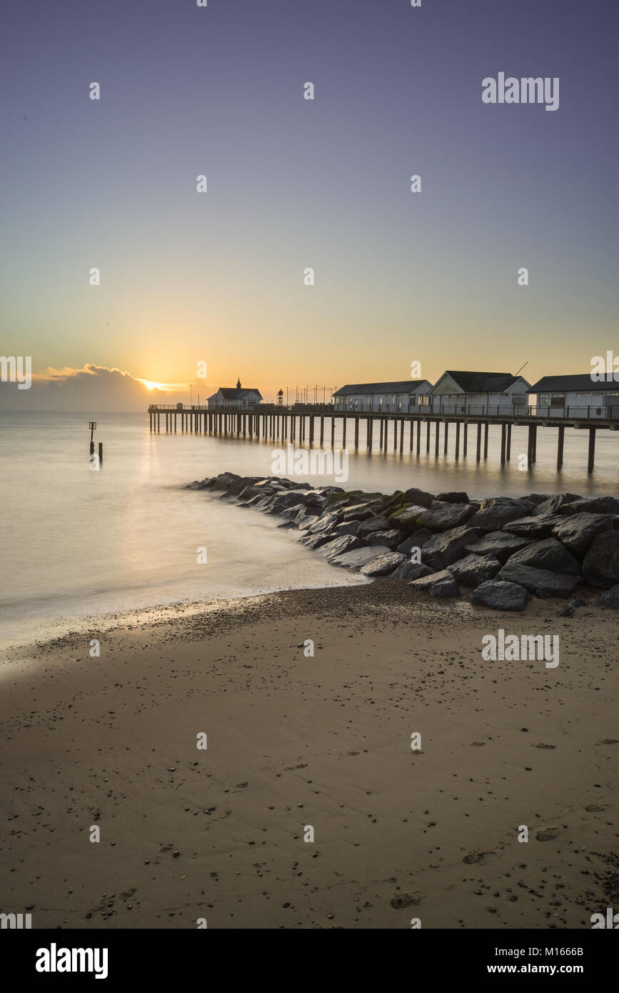 Southwold Pier all alba del Suffolk Coast Foto Stock