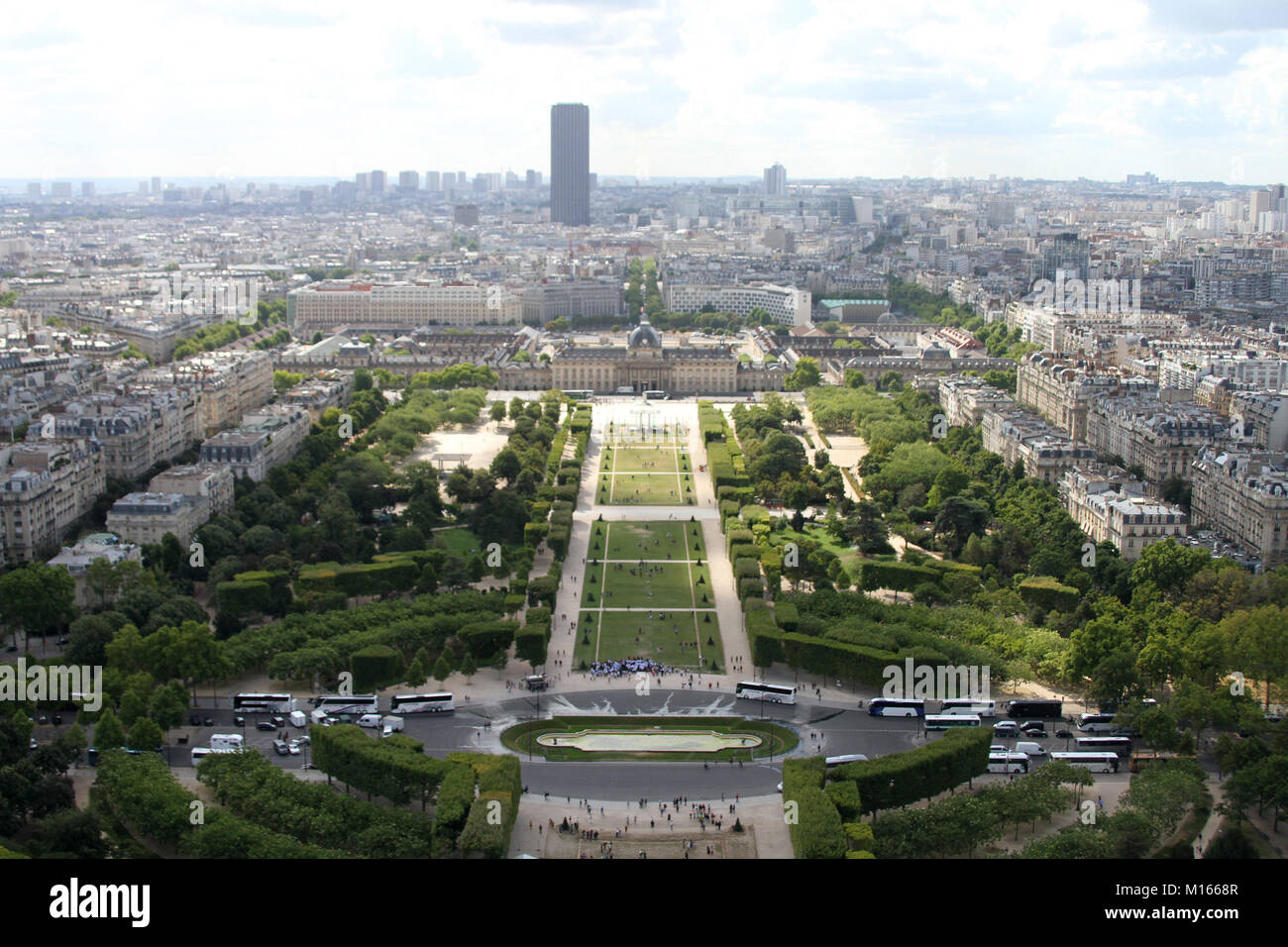 Vista a sud-est dal livello superiore della torre Eiffel, giù il Champ de Mars, con la Tour Montparnasse (Torre di Montparnasse) nella distanza, Parigi, Foto Stock