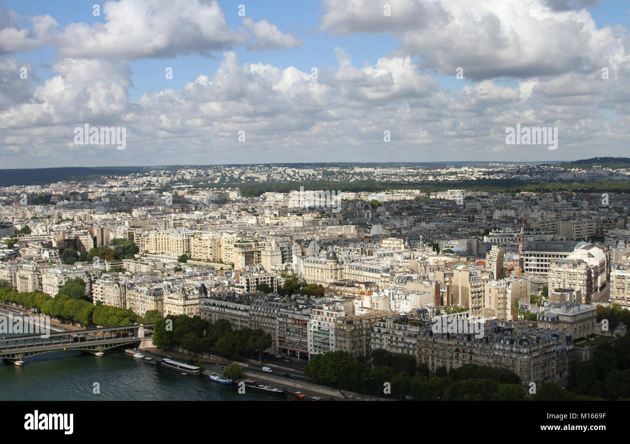 Vista di Parigi ovest della Torre Eiffel con parte del fiume Senna di Pont de Bir-Hakeim ponte dalla parte superiore della torre Eiffel, Francia. Foto Stock