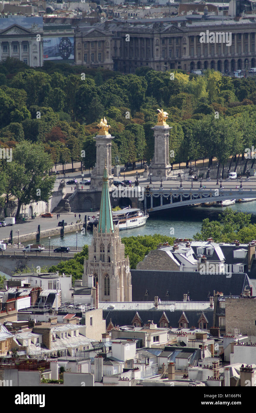 Vista sul Pont des Invalides e Pont Alexandre III, con Eglise Americaine a Parigi (la Chiesa americana a Parigi) nella parte anteriore e di Hotel de la Ma Foto Stock