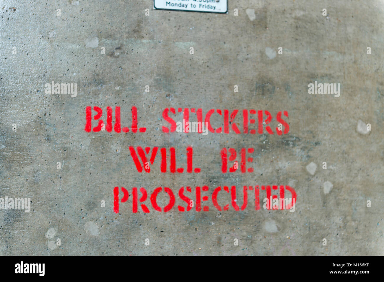 Bill adesivi segno di avvertimento Hammersmith sottopassaggio Foto Stock