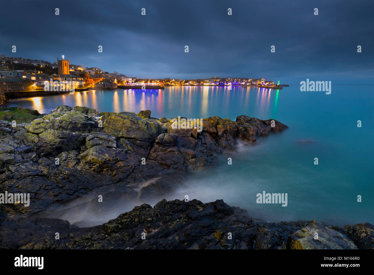 St Ives; guardando verso il porto di notte; Cornovaglia; Regno Unito Foto Stock