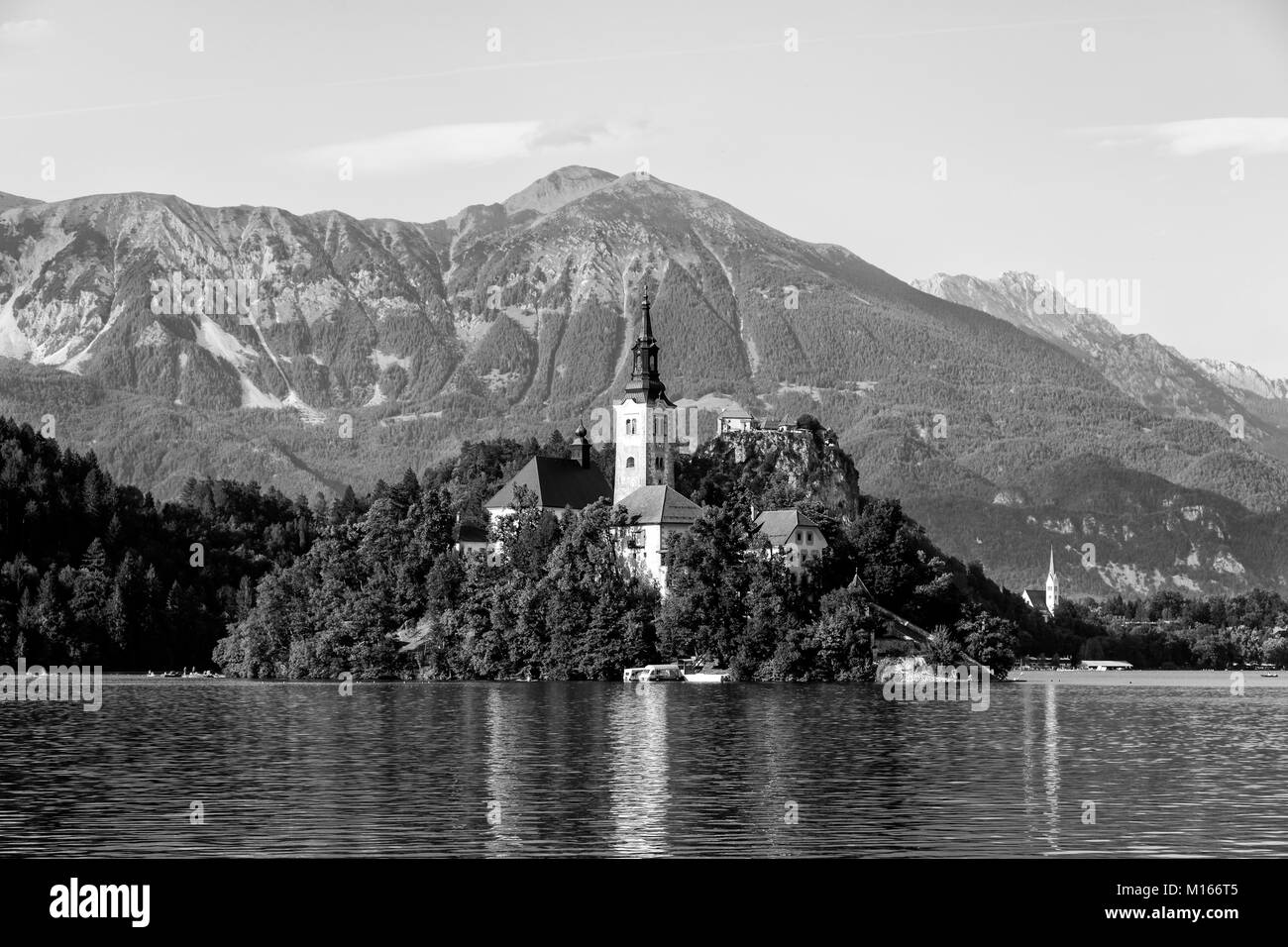 Blejski Otok, sul lago di Bled, Slovenia, con la chiesa, lago, riflessioni, montagne. Foto Stock