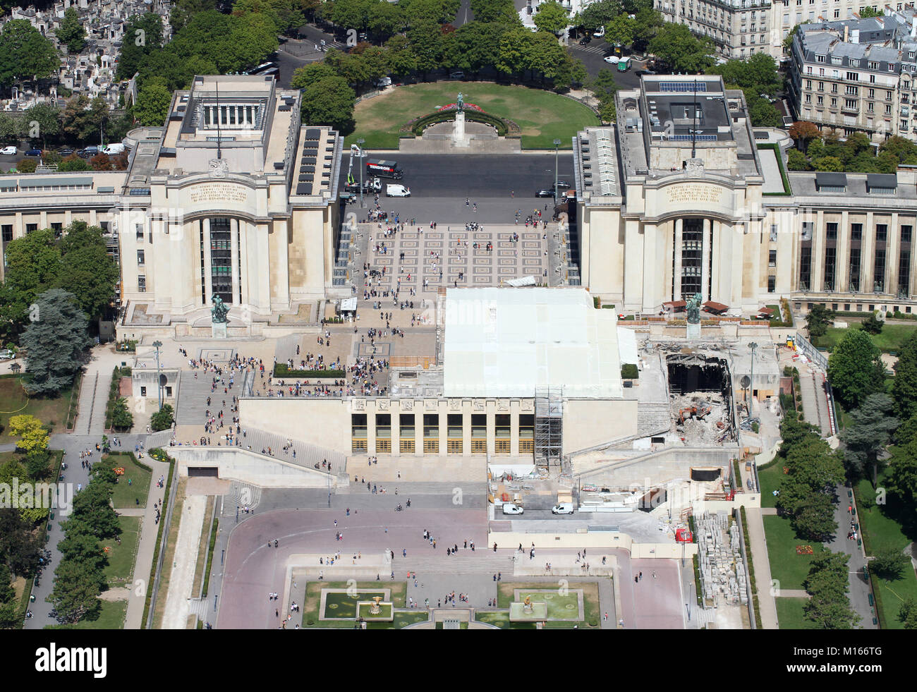 Vista del Palais de Chaillot (Chaillot Palace) e Rue Benjamin Franklin / Avenue du President Wilson strade dietro di esso, a nord-ovest dalla parte superiore della E Foto Stock