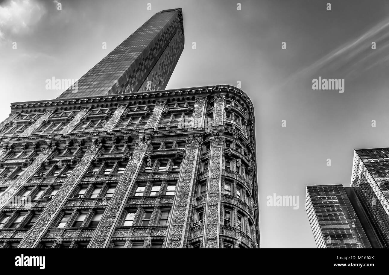 New York City, New York, USA, gennaio 2018, vecchi e nuovi edifici di Manhattan sparati dal basso Foto Stock