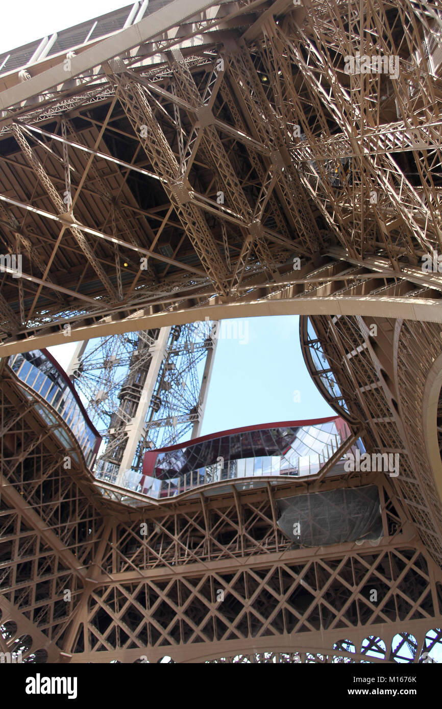 Visualizzare sotto la Torre Eiffel di Parigi, Francia. Foto Stock