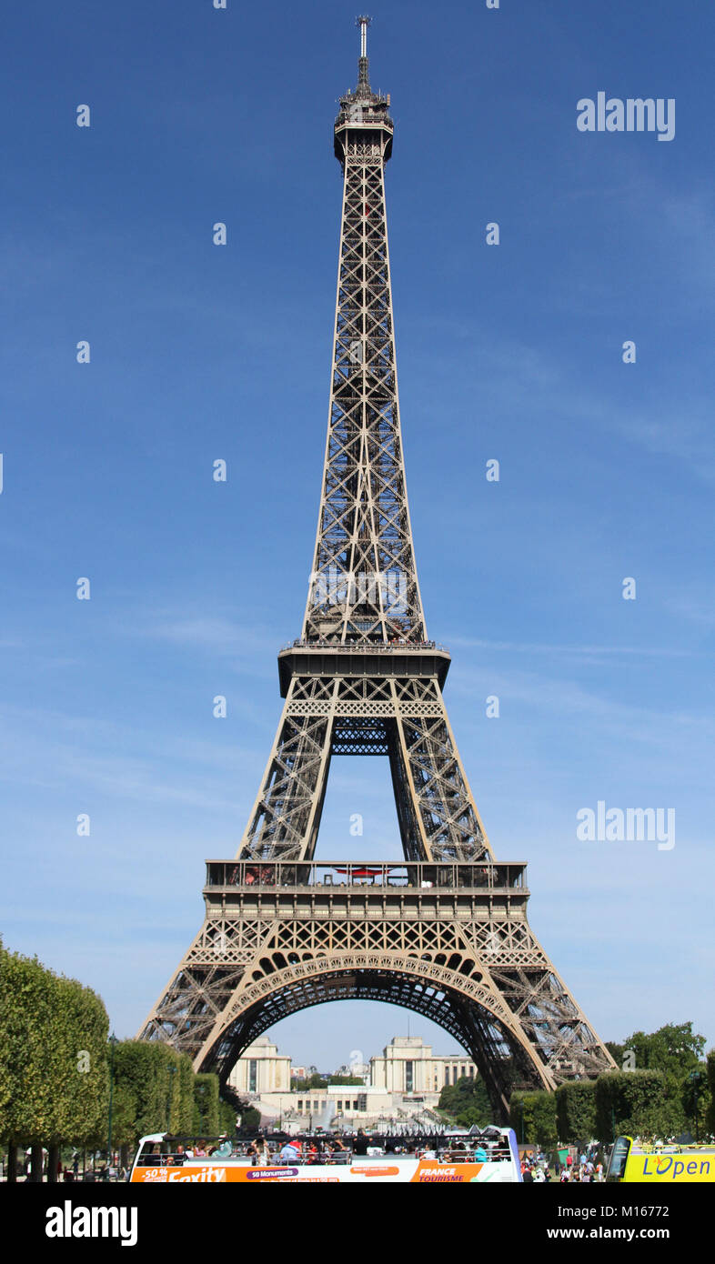 Torre Eiffel a piena lunghezza dal Champ de Mars lato, Paris, Francia. Foto Stock