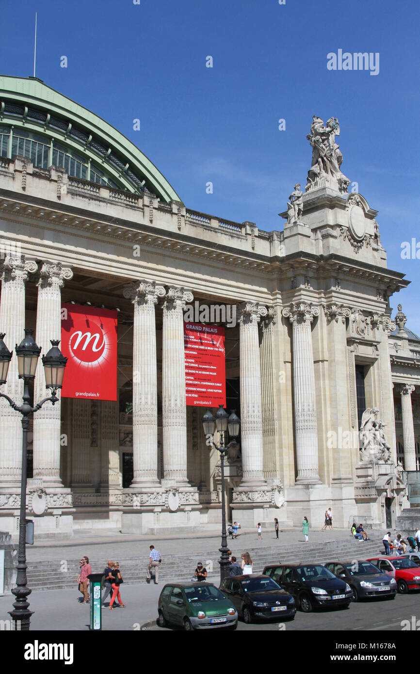 Ingresso anteriore del Grand Palais con annunci di eventi in autunno 2015, Parigi, Francia. Foto Stock
