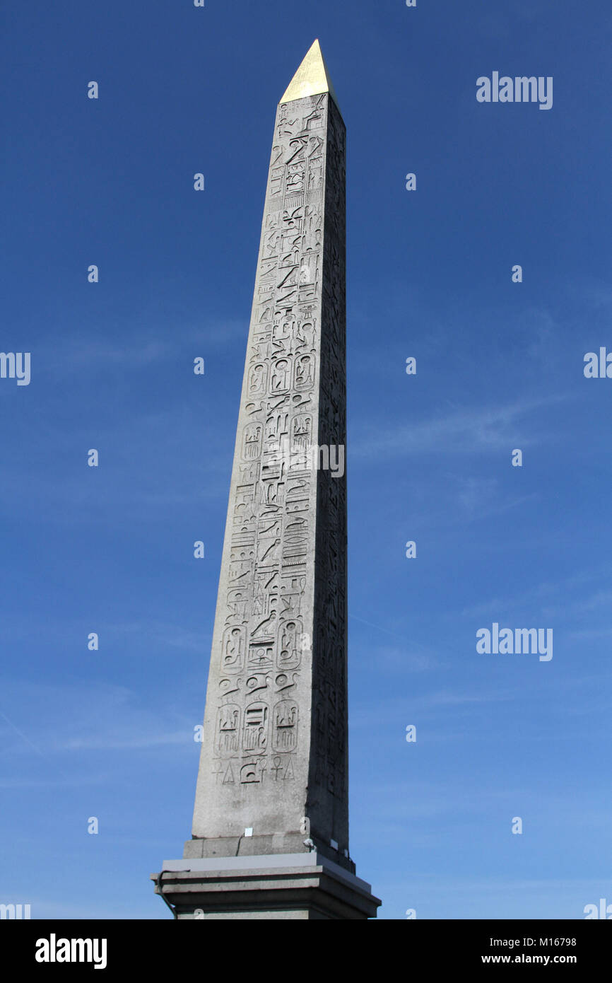 L'obelisco di Luxor al centro di Place de la Concorde, Paris, Francia. Foto Stock