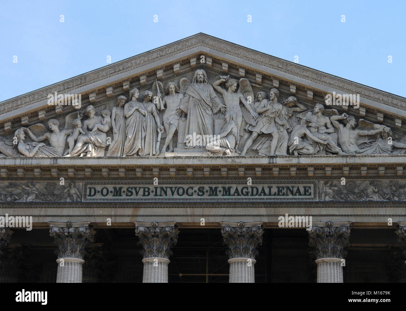 Statue in rilievo sulla parte superiore dell'entrata anteriore dell'L'église Sainte-Marie-Madeleine (La Madeleine / Chiesa della Madeleine), Parigi, Francia. Foto Stock